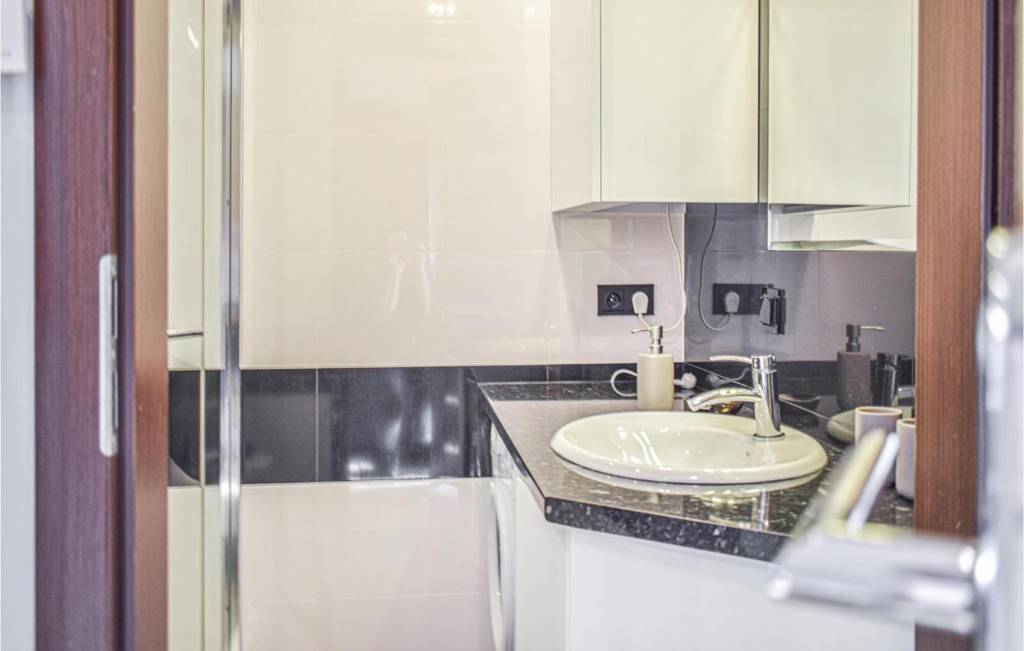 Nice Apartment In Darlowko With Wifi Экстерьер фото